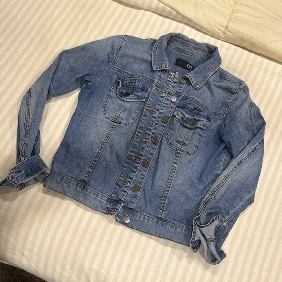 Kut from the Kloth Amelia Denim Jacket - Picture 5 of 6